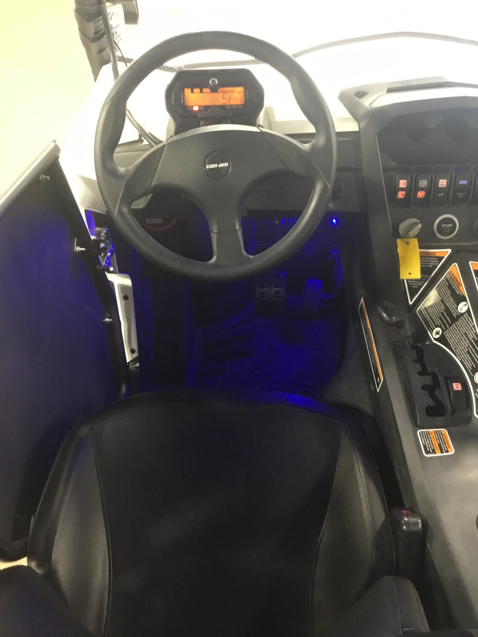 Pre-Owned 2020 Can-Am Commander 800R Side-by-Side - White - Image 8